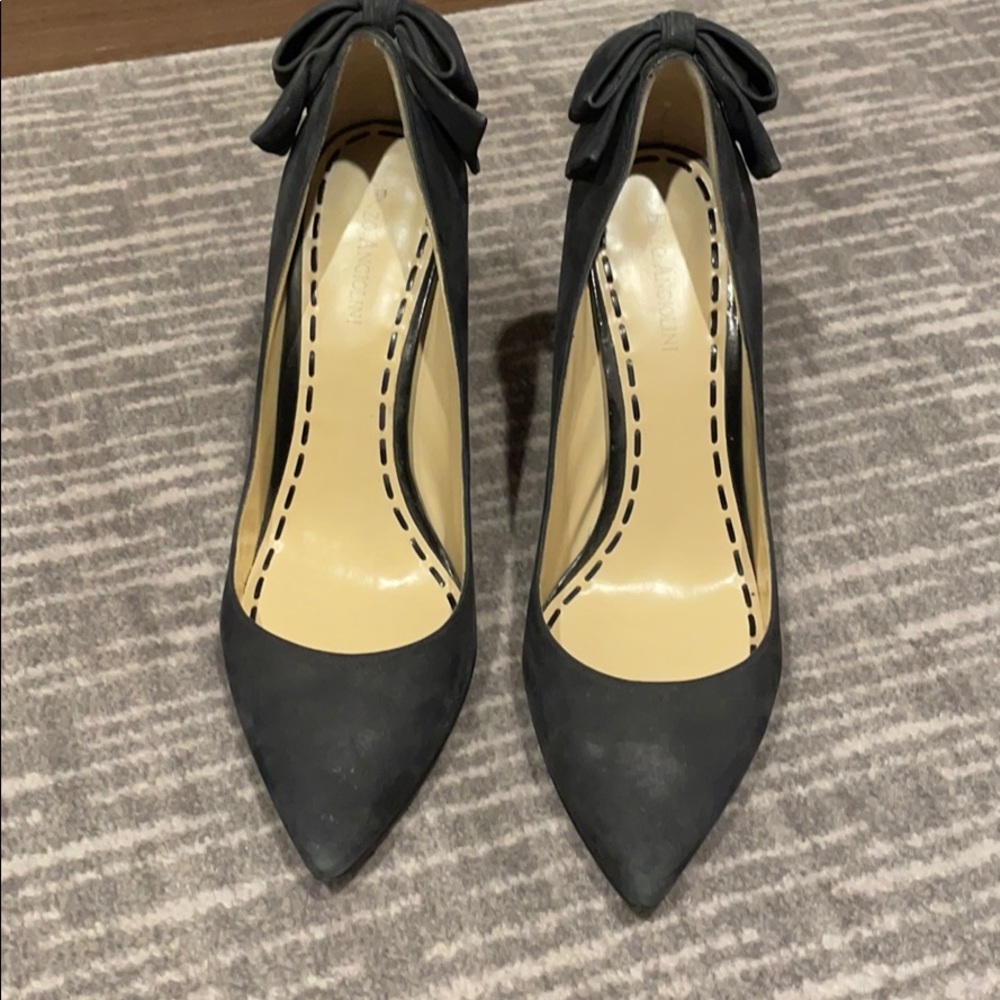 Black suede pump with bow detail